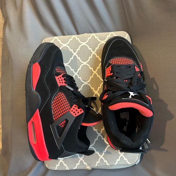 Jordan 4 Retro
Thunder Red” - Picture 5 of 13